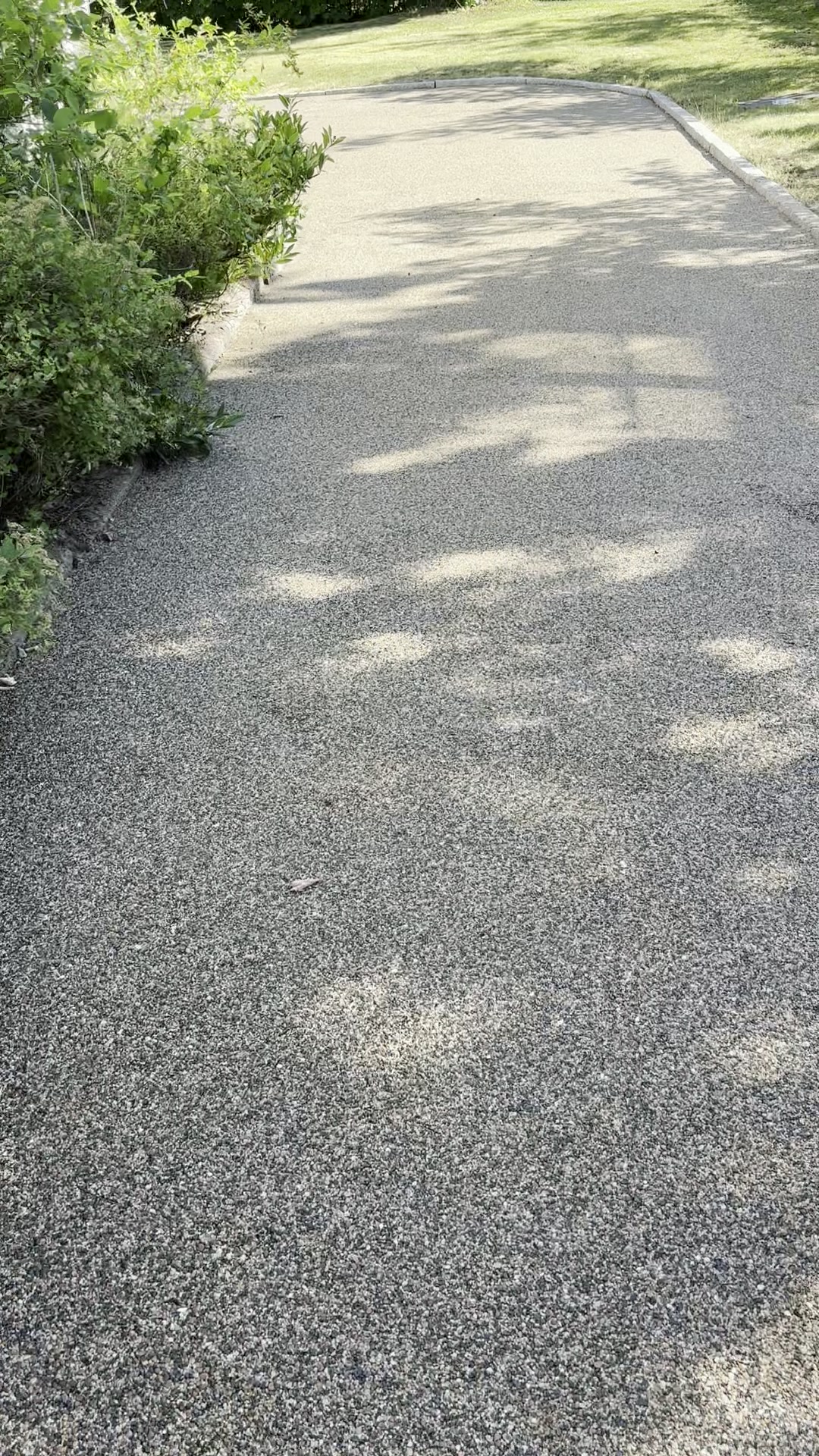 Färdig grå stenmatta på trädgårdsgång