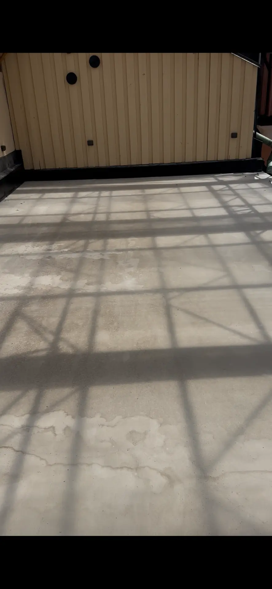 Betongterrass före installation av stenmatta