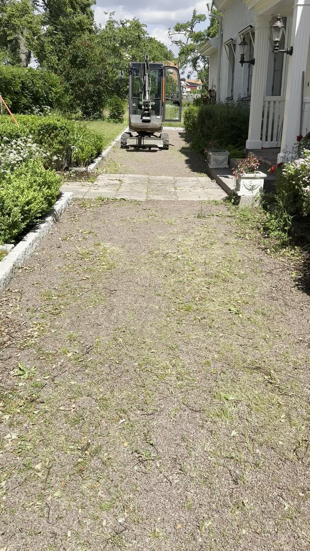 Ogräsbevuxen grusgång före markarbete